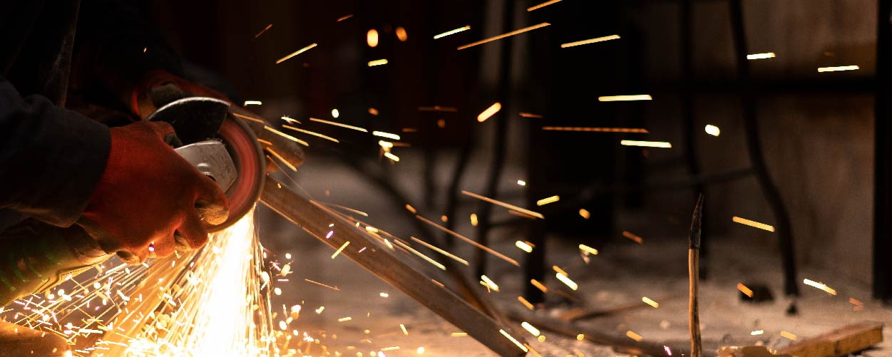 como-elegir-una-amoladora-HNTOOLS-zaragoza-interior-hombre-chispa