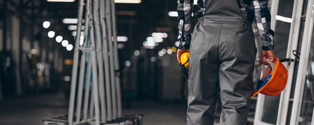 cómo funciona una remachadora neumática trabajador industrial HN Tools