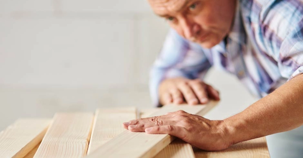 como hacer agujeros en madera sin taladro