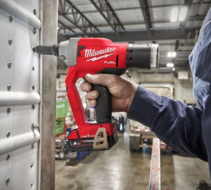 remachadora bateria milwaukee